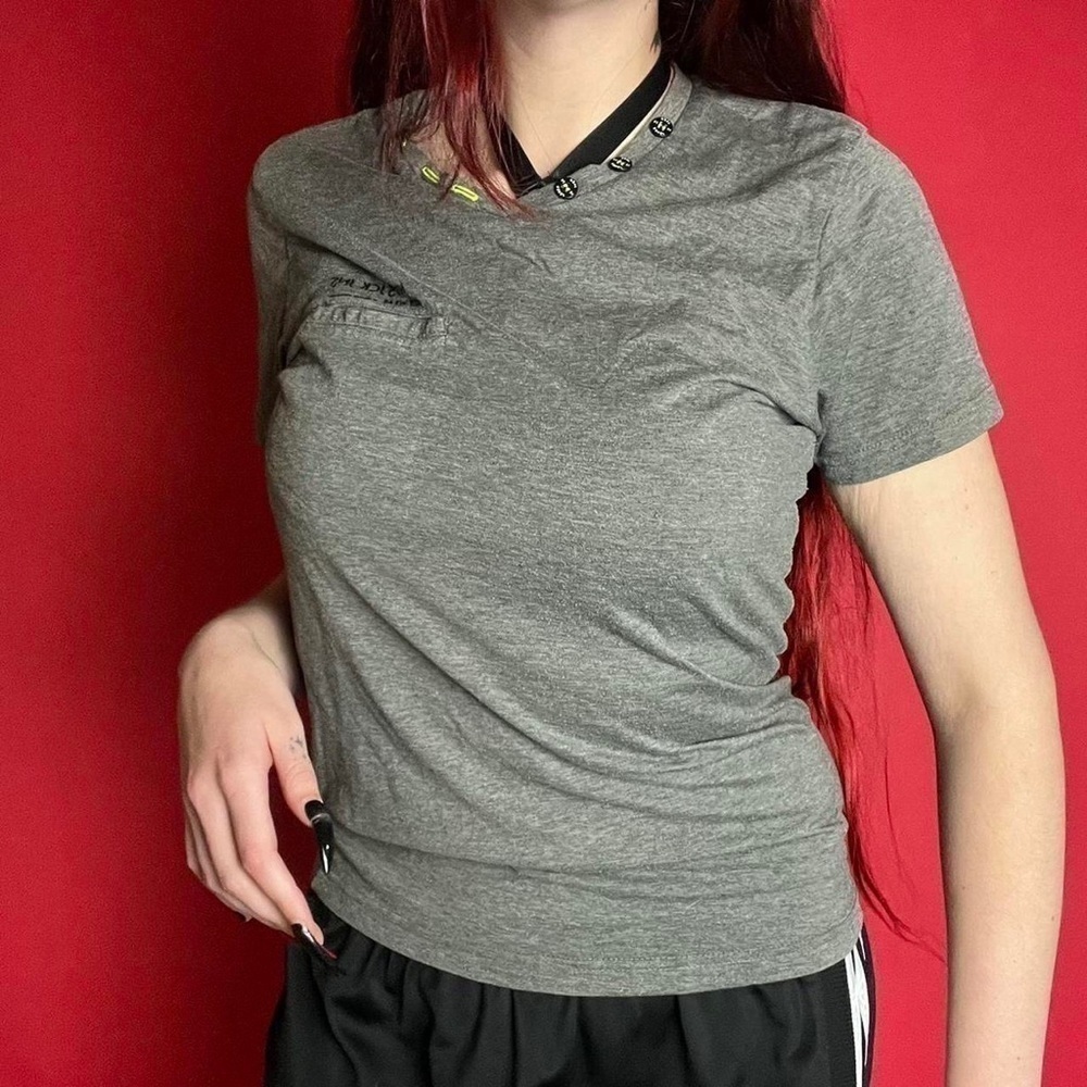 Casual grey tee with brand accents 💚🤍